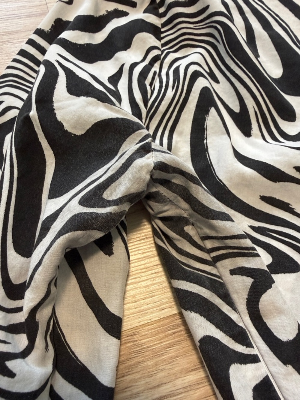 *READ-FLAWS* Paloma Wool Lera Psychedelic Zebra Black & White Swirl Crop Top - Picture 10 of 15